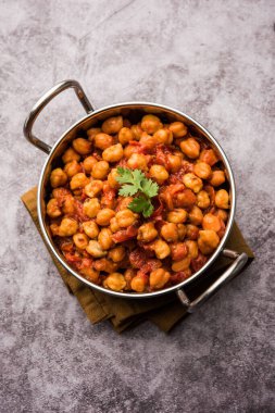 Baharatlı nohut körisi, Chana Masala veya Choley soslu ve salatalı. Geleneksel Kuzey Hint yemeği.