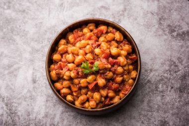 Baharatlı nohut körisi, Chana Masala veya Choley soslu ve salatalı. Geleneksel Kuzey Hint yemeği.
