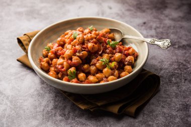 Baharatlı nohut körisi, Chana Masala veya Choley soslu ve salatalı. Geleneksel Kuzey Hint yemeği.