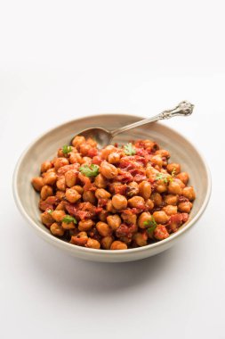 Baharatlı nohut körisi, Chana Masala veya Choley soslu ve salatalı. Geleneksel Kuzey Hint yemeği.