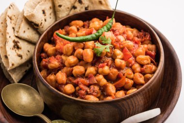 Baharatlı nohut körisi, Chana Masala veya Choley soslu ve salatalı. Geleneksel Kuzey Hint yemeği.