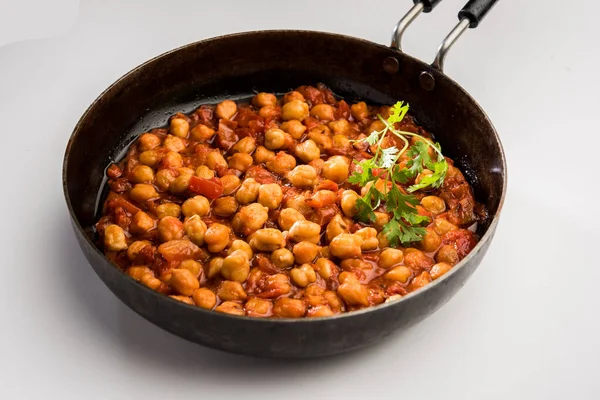 Baharatlı nohut körisi, Chana Masala veya Choley soslu ve salatalı. Geleneksel Kuzey Hint yemeği.