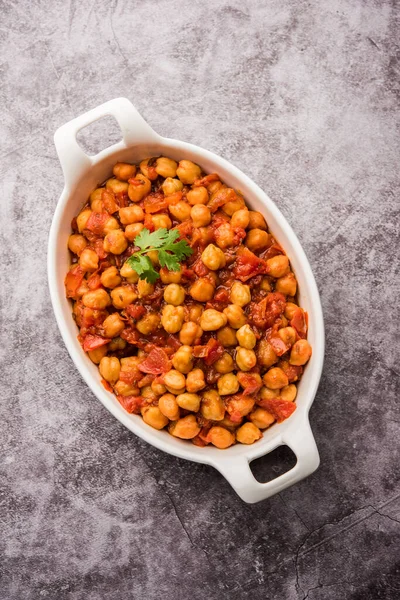 Baharatlı nohut körisi, Chana Masala veya Choley soslu ve salatalı. Geleneksel Kuzey Hint yemeği.