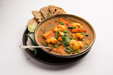 Hint restoranı tarzı sebze tarifi ile Chapati 'nin servis edildiği bir kasede sebzeli sebze karışımı.