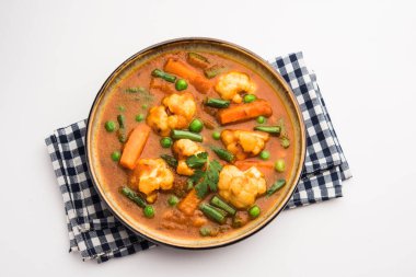 Hint restoranı tarzı sebze tarifi ile Chapati 'nin servis edildiği bir kasede sebzeli sebze karışımı.