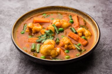 Hint restoranı tarzı sebze tarifi ile Chapati 'nin servis edildiği bir kasede sebzeli sebze karışımı.