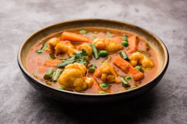 Hint restoranı tarzı sebze tarifi ile Chapati 'nin servis edildiği bir kasede sebzeli sebze karışımı.