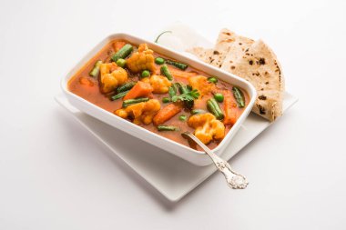 Hint restoranı tarzı sebze tarifi ile Chapati 'nin servis edildiği bir kasede sebzeli sebze karışımı.