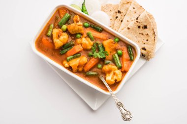 Hint restoranı tarzı sebze tarifi ile Chapati 'nin servis edildiği bir kasede sebzeli sebze karışımı.