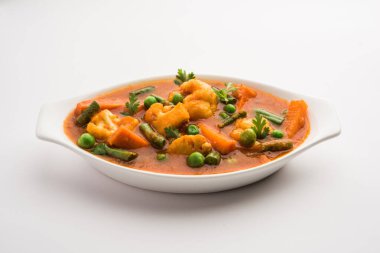 Hint restoranı tarzı sebze tarifi ile Chapati 'nin servis edildiği bir kasede sebzeli sebze karışımı.