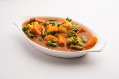 Hint restoranı tarzı sebze tarifi ile Chapati 'nin servis edildiği bir kasede sebzeli sebze karışımı.