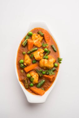 Hint restoranı tarzı sebze tarifi ile Chapati 'nin servis edildiği bir kasede sebzeli sebze karışımı.