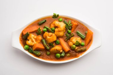 Hint restoranı tarzı sebze tarifi ile Chapati 'nin servis edildiği bir kasede sebzeli sebze karışımı.