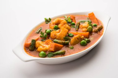 Hint restoranı tarzı sebze tarifi ile Chapati 'nin servis edildiği bir kasede sebzeli sebze karışımı.