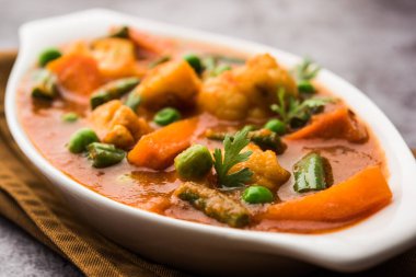 Hint restoranı tarzı sebze tarifi ile Chapati 'nin servis edildiği bir kasede sebzeli sebze karışımı.