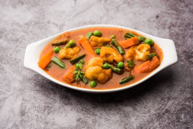 Hint restoranı tarzı sebze tarifi ile Chapati 'nin servis edildiği bir kasede sebzeli sebze karışımı.