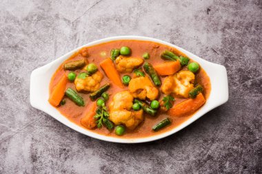 Hint restoranı tarzı sebze tarifi ile Chapati 'nin servis edildiği bir kasede sebzeli sebze karışımı.