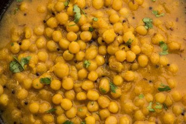 Ragda, kase içinde servis edilen kurutulmuş bezelyelerden yapılan Hint köri türüdür. Lezzetli, biraz keskin ve baharatlı köri genellikle 