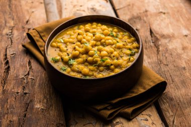 Ragda, kase içinde servis edilen kurutulmuş bezelyelerden yapılan Hint köri türüdür. Lezzetli, biraz keskin ve baharatlı köri genellikle 