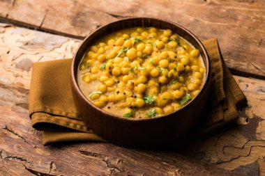 Ragda, kase içinde servis edilen kurutulmuş bezelyelerden yapılan Hint köri türüdür. Lezzetli, biraz keskin ve baharatlı köri genellikle 