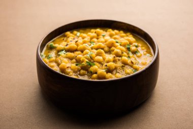 Ragda, kase içinde servis edilen kurutulmuş bezelyelerden yapılan Hint köri türüdür. Lezzetli, biraz keskin ve baharatlı köri genellikle 