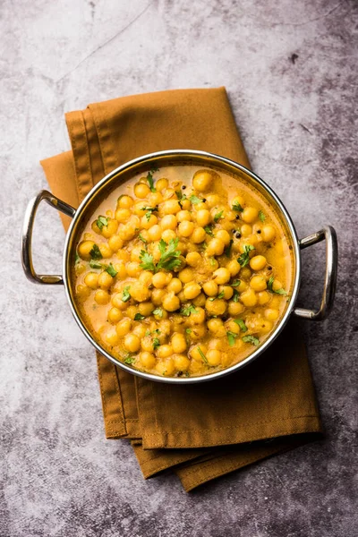 Ragda, kase içinde servis edilen kurutulmuş bezelyelerden yapılan Hint köri türüdür. Lezzetli, biraz keskin ve baharatlı köri genellikle 