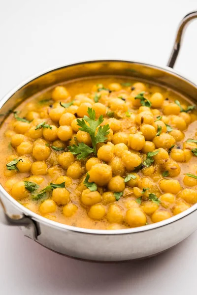 Ragda, kase içinde servis edilen kurutulmuş bezelyelerden yapılan Hint köri türüdür. Lezzetli, biraz keskin ve baharatlı köri genellikle 