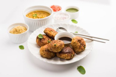 Aloo tikki veya Patates Pirzolası, haşlanmış patates, baharat ve otlardan yapılan popüler bir Hint sokak yemeğidir.