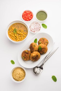Aloo tikki veya Patates Pirzolası, haşlanmış patates, baharat ve otlardan yapılan popüler bir Hint sokak yemeğidir.