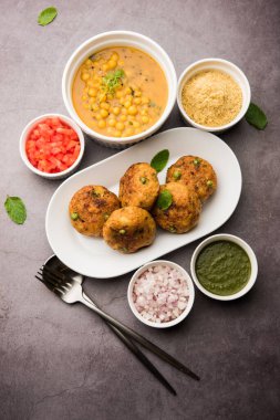 Aloo tikki veya Patates Pirzolası, haşlanmış patates, baharat ve otlardan yapılan popüler bir Hint sokak yemeğidir.
