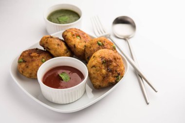 Aloo tikki veya Patates Pirzolası, haşlanmış patates, baharat ve otlardan yapılan popüler bir Hint sokak yemeğidir.