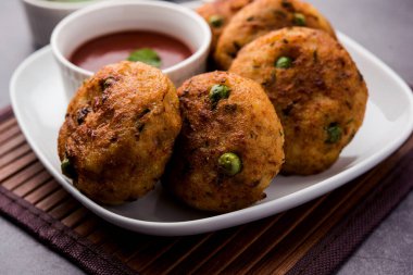 Aloo tikki veya Patates Pirzolası, haşlanmış patates, baharat ve otlardan yapılan popüler bir Hint sokak yemeğidir.