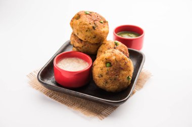 Aloo tikki veya Patates Pirzolası, haşlanmış patates, baharat ve otlardan yapılan popüler bir Hint sokak yemeğidir.