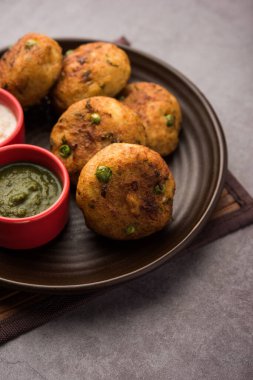 Aloo tikki veya Patates Pirzolası, haşlanmış patates, baharat ve otlardan yapılan popüler bir Hint sokak yemeğidir.