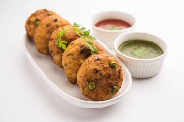 Aloo tikki veya Patates Pirzolası, haşlanmış patates, baharat ve otlardan yapılan popüler bir Hint sokak yemeğidir.