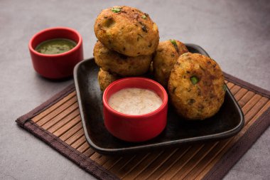 Aloo tikki veya Patates Pirzolası, haşlanmış patates, baharat ve otlardan yapılan popüler bir Hint sokak yemeğidir.