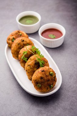 Aloo tikki veya Patates Pirzolası, haşlanmış patates, baharat ve otlardan yapılan popüler bir Hint sokak yemeğidir.