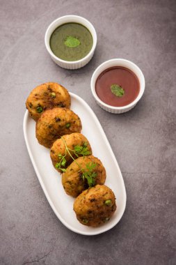 Aloo tikki veya Patates Pirzolası, haşlanmış patates, baharat ve otlardan yapılan popüler bir Hint sokak yemeğidir.