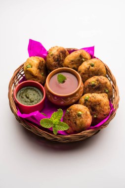 Aloo tikki veya Patates Pirzolası, haşlanmış patates, baharat ve otlardan yapılan popüler bir Hint sokak yemeğidir.