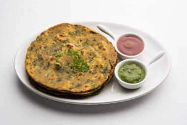 Aloo tikki veya Patates Pirzolası, haşlanmış patates, baharat ve otlardan yapılan popüler bir Hint sokak yemeğidir.