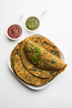 Palak Paratha lezzetli, sağlıklı ve lezzetli bir Hint ekmeğidir. Hafif baharatlı kepekli buğday unu ve ıspanaktan yapılır.