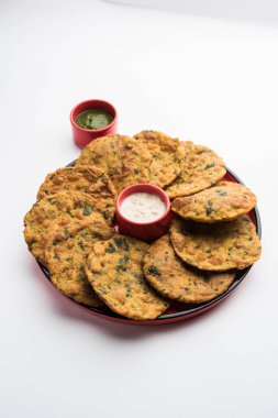 Palak Puri ya da ıspanak poori Hint usulü sağlıklı ve lezzetli bir kahvaltı tarifidir.