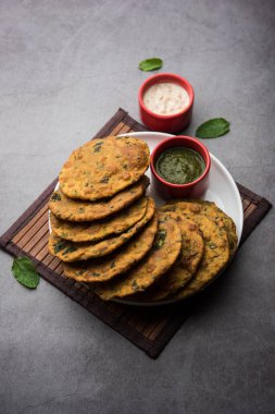 Palak Puri ya da ıspanak poori Hint usulü sağlıklı ve lezzetli bir kahvaltı tarifidir.