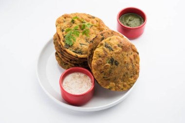 Palak Puri ya da ıspanak poori Hint usulü sağlıklı ve lezzetli bir kahvaltı tarifidir.