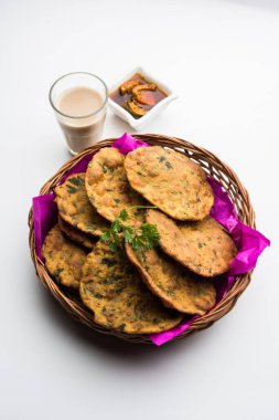 Palak Puri ya da ıspanak poori Hint usulü sağlıklı ve lezzetli bir kahvaltı tarifidir.