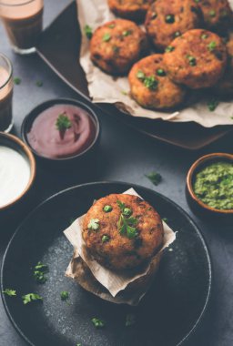 Aloo tikki veya Patates Pirzolası, haşlanmış patates, baharat ve otlardan yapılan popüler bir Hint sokak yemeğidir.