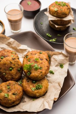 Aloo tikki veya Patates Pirzolası, haşlanmış patates, baharat ve otlardan yapılan popüler bir Hint sokak yemeğidir.