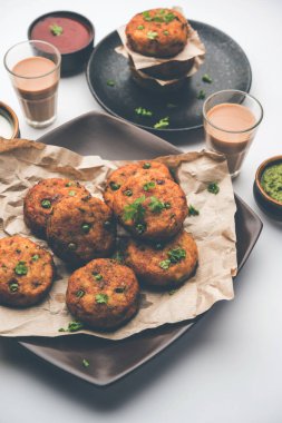 Aloo tikki veya Patates Pirzolası, haşlanmış patates, baharat ve otlardan yapılan popüler bir Hint sokak yemeğidir.