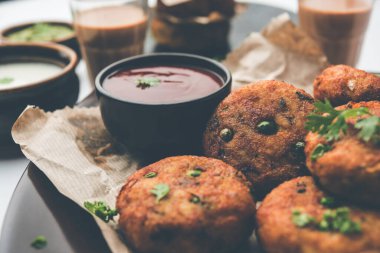 Aloo tikki veya Patates Pirzolası, haşlanmış patates, baharat ve otlardan yapılan popüler bir Hint sokak yemeğidir.