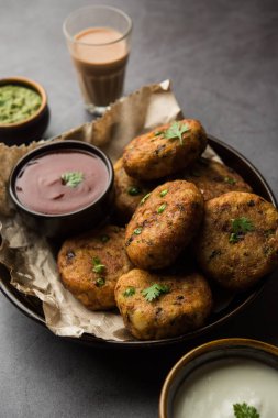 Aloo tikki veya Patates Pirzolası, haşlanmış patates, baharat ve otlardan yapılan popüler bir Hint sokak yemeğidir.